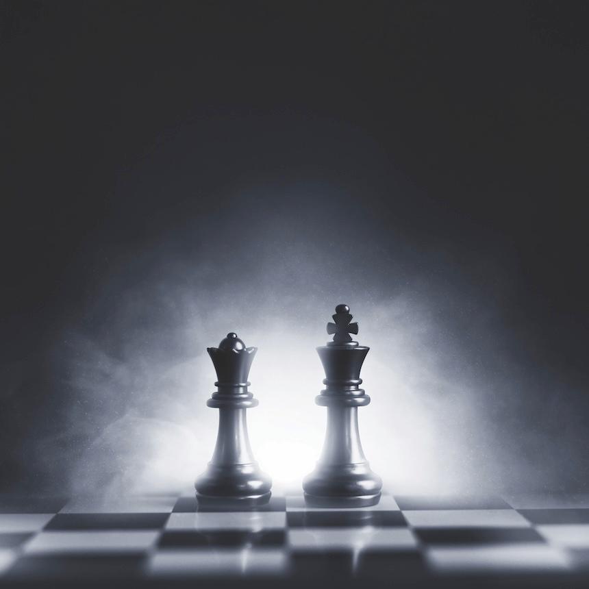 In grau gehaltenes Schachfeld mit den Figuren König und Königin