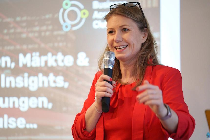 Carola Bodach hält Vortrag mit Mikrofon