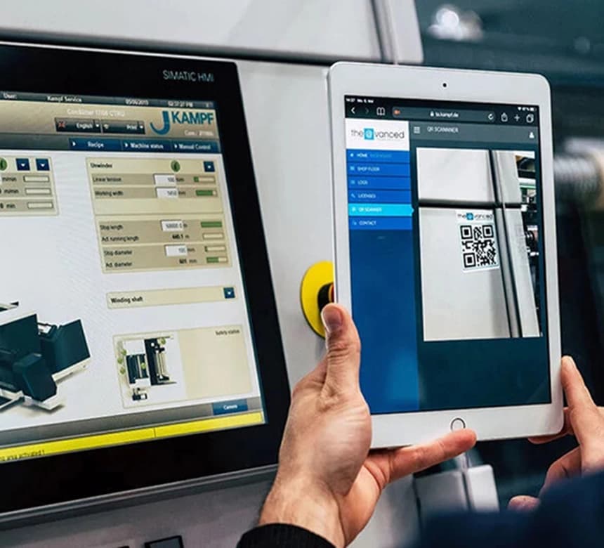 Eine Maschine mit einem Display und einem QR-Code, der von einer Person mit Tablet gescannt wird.