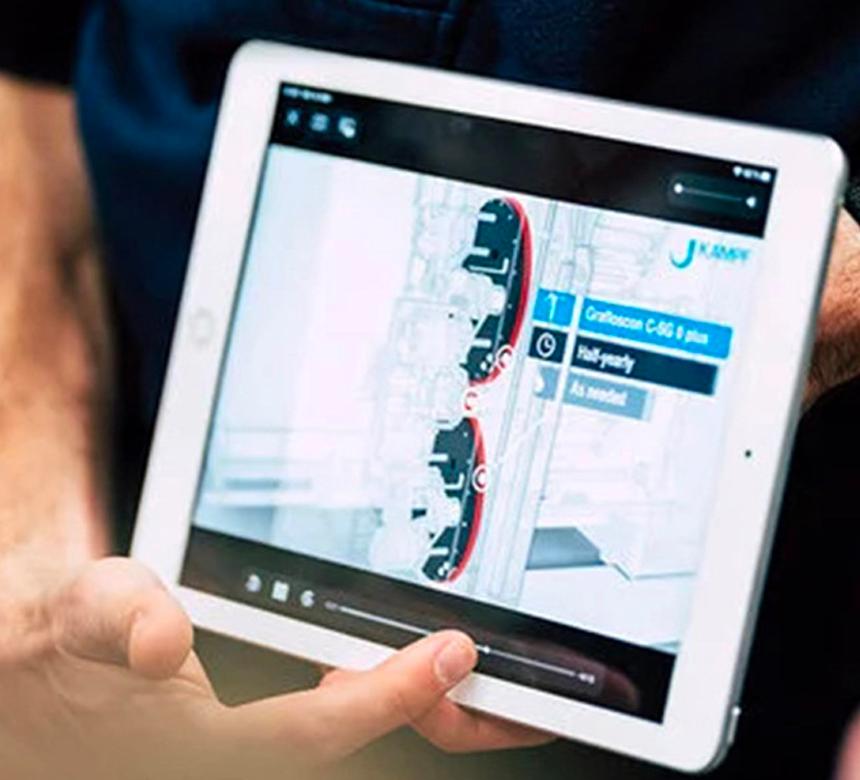 Ein Monitor, der ein Video zeigt, was die Industrie-4.0-Plattform the@vanced beschreibt.