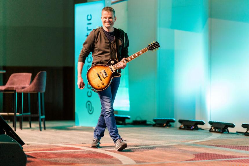 codecentric-Vorstand Rainer mit E-Gitarre auf der Bühne