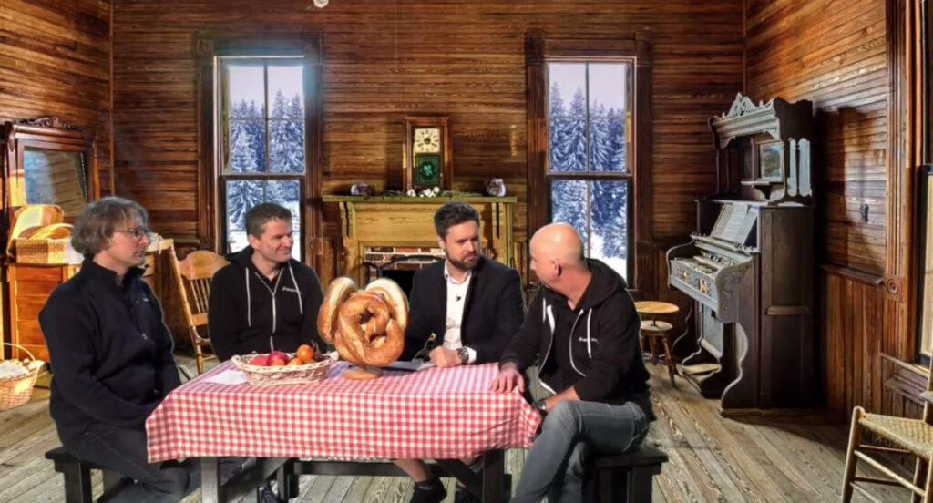 Lars Rückemann, Rainer Vehns, Sebastian Schaffstein und Uli Kühn sitzen in der virtuellen Berghütte.