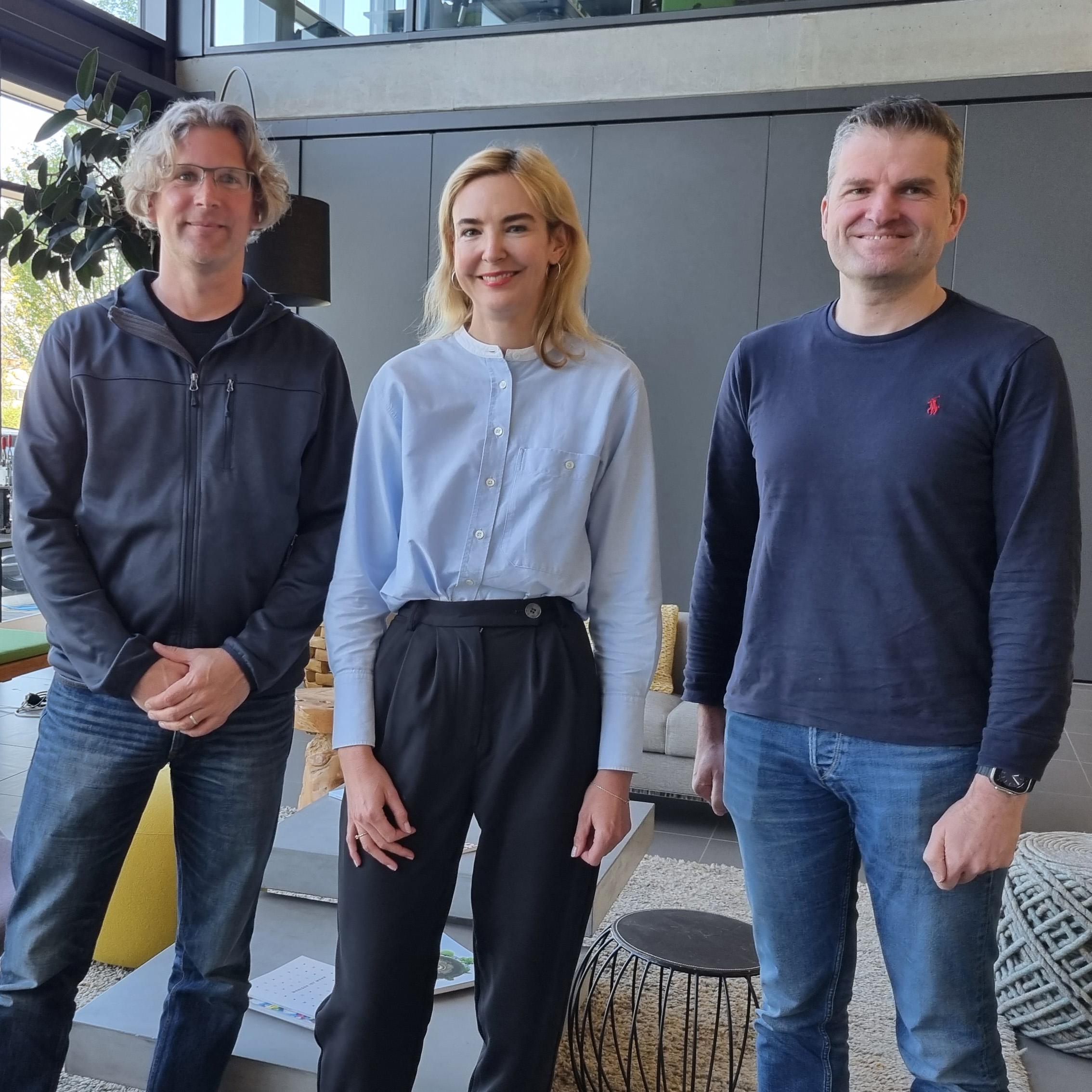 3 Personen, Lars Rückemann, Verena Deller und Rainer Vehns stehen nebeneinander und Lächeln