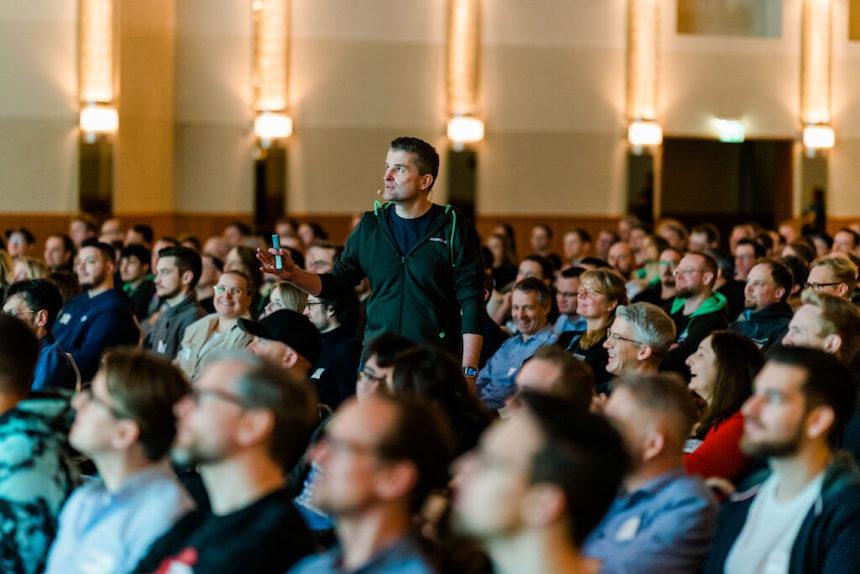 codecentric-Vorstand Rainer bei Vortrag inmitten von codecentricern