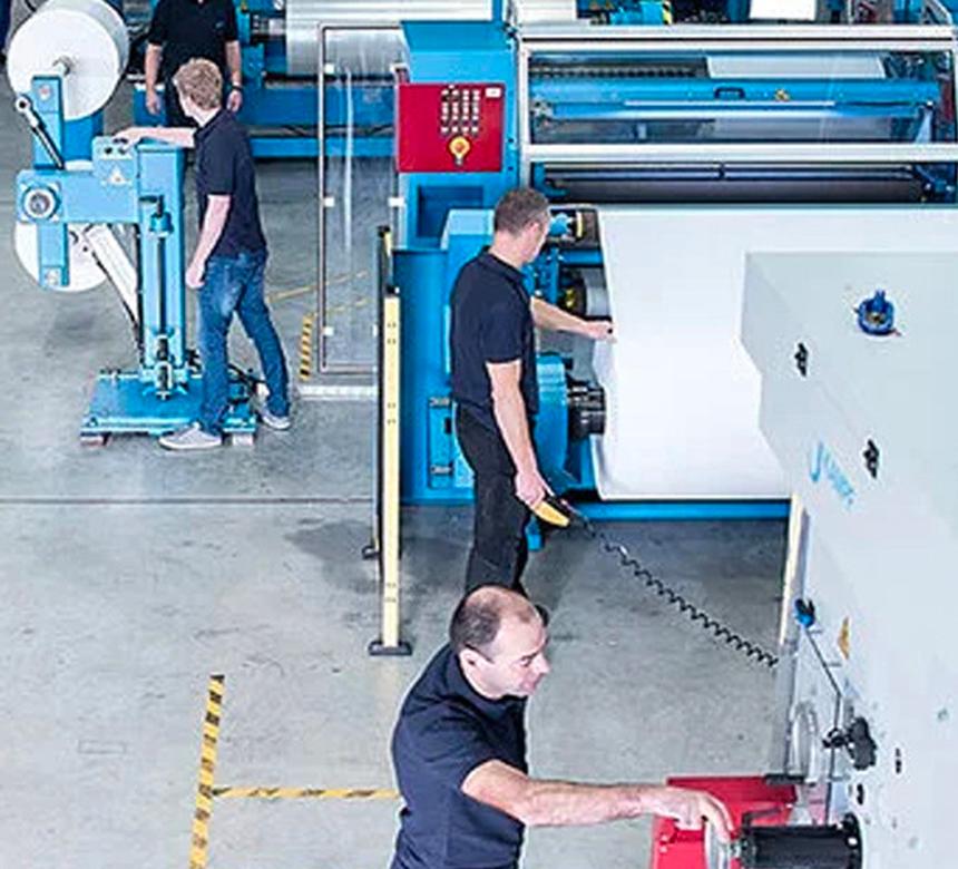 3 Personen, die an verschiedenen industriellen Maschinen arbeiten