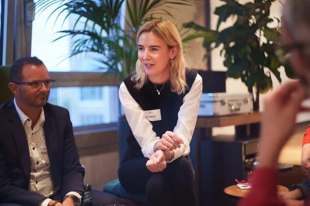 Verena Deller und Markus Zink bei einem Business Acceleration Club-Workshop in Diskussion mit Björn Kaiser von OTTO