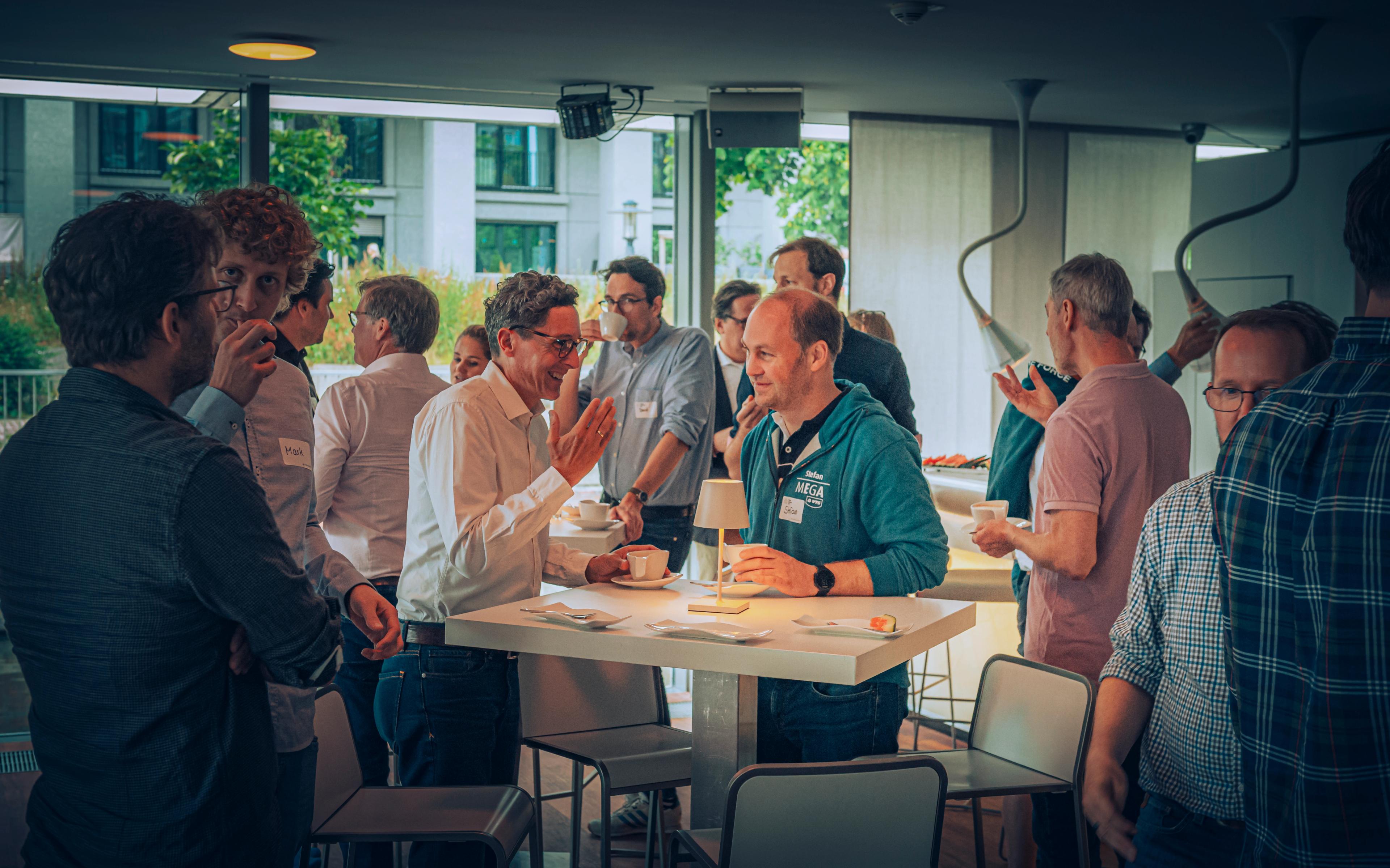 Diskussionen während der Kaffeepause