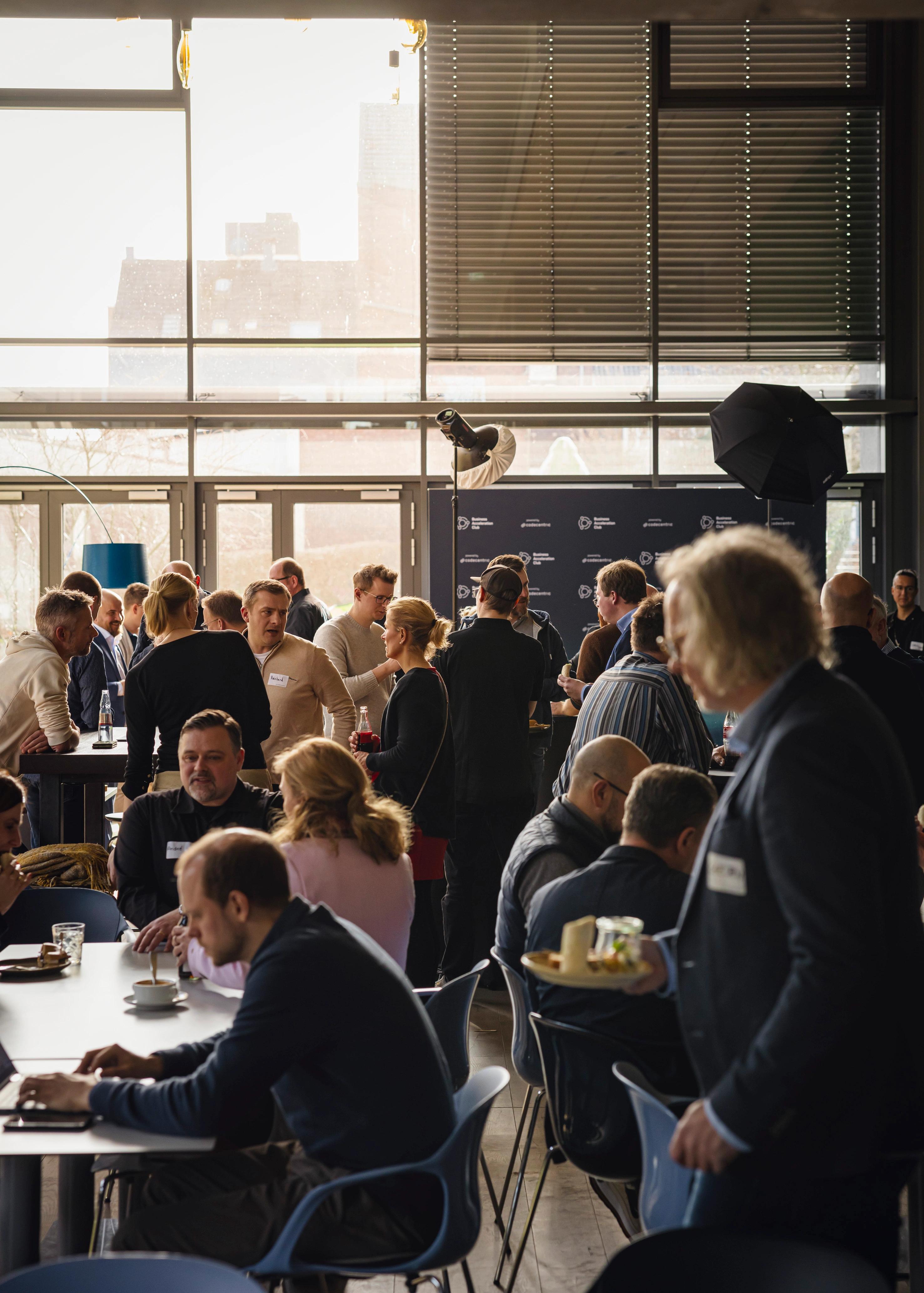 Viele Personen die in der Cafeteria des Standortes Solingen beim Event des Business Acceleration Club Networken. 