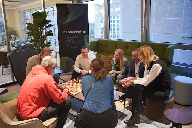 7 Teilnehmer*innen im Gespräch in Sitzecke beim Business Acceleration Club, darunter codecentric-Vorstand Verena Deller