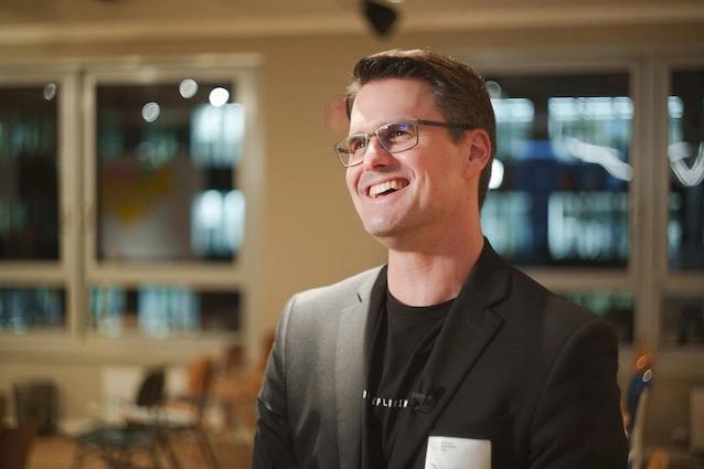 Dominic Wulff von der R+V Allgemeine Versicherung AG im Gespräch vor dem Business Acceleration Club