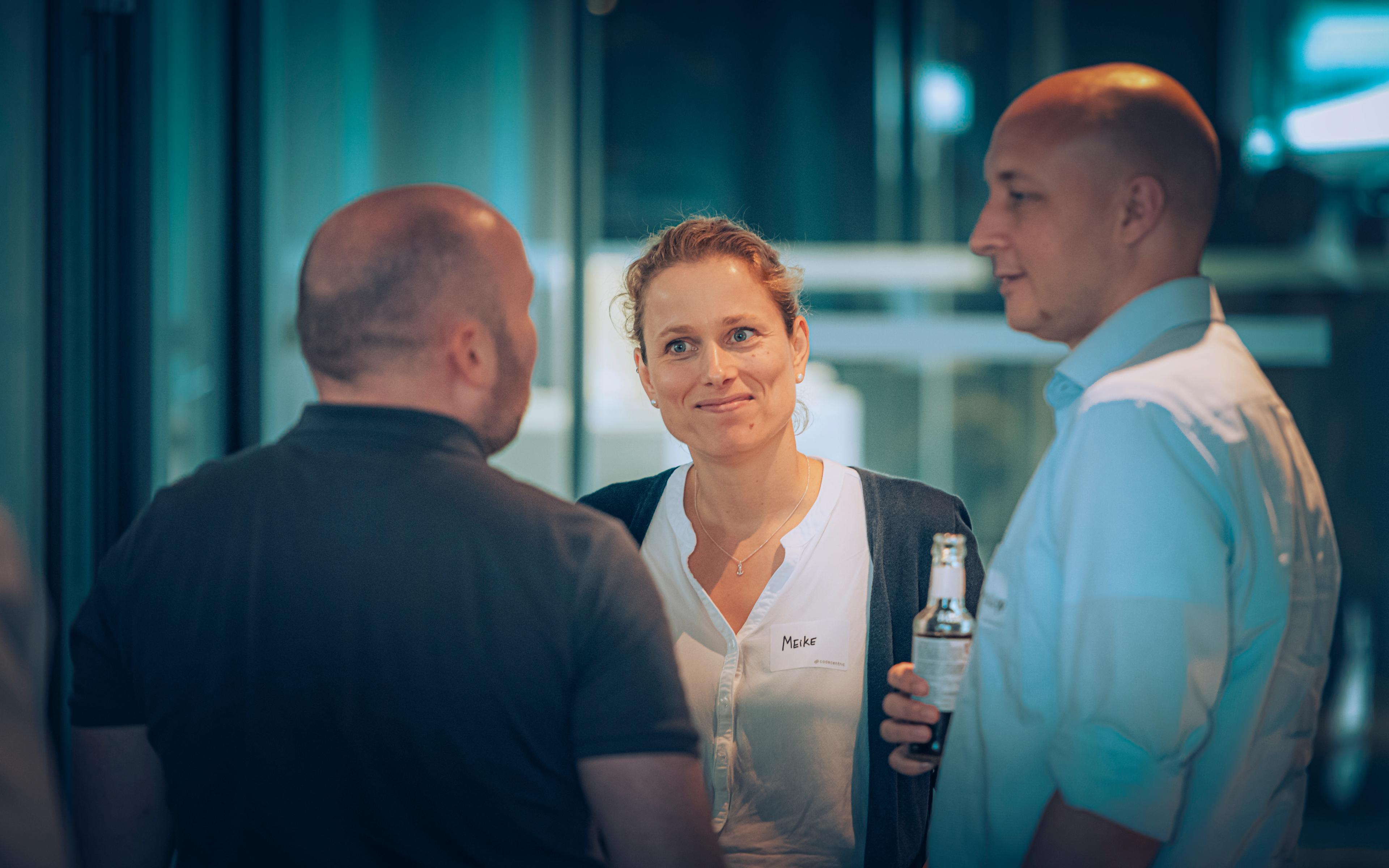 Drei Menschen sprechen miteinander