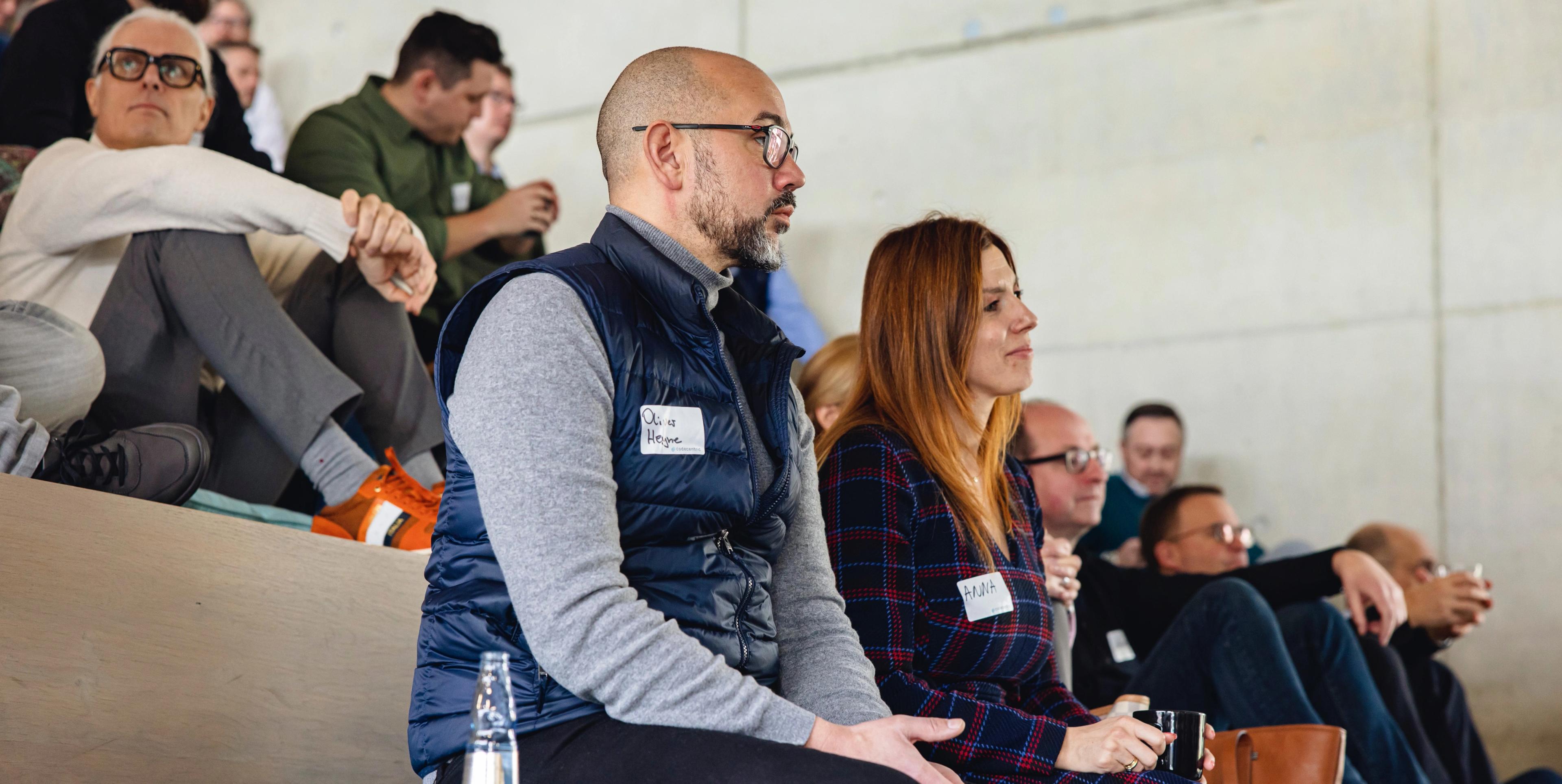 Seitliche Aufnahme des Publikums was gebannt nach vorne schaut, beim Event des Business Acceleration Club in Solingen.