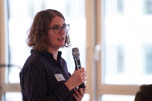 Anja Schlepper-Erim von Lufthansa Cargo mit Mikrofon
