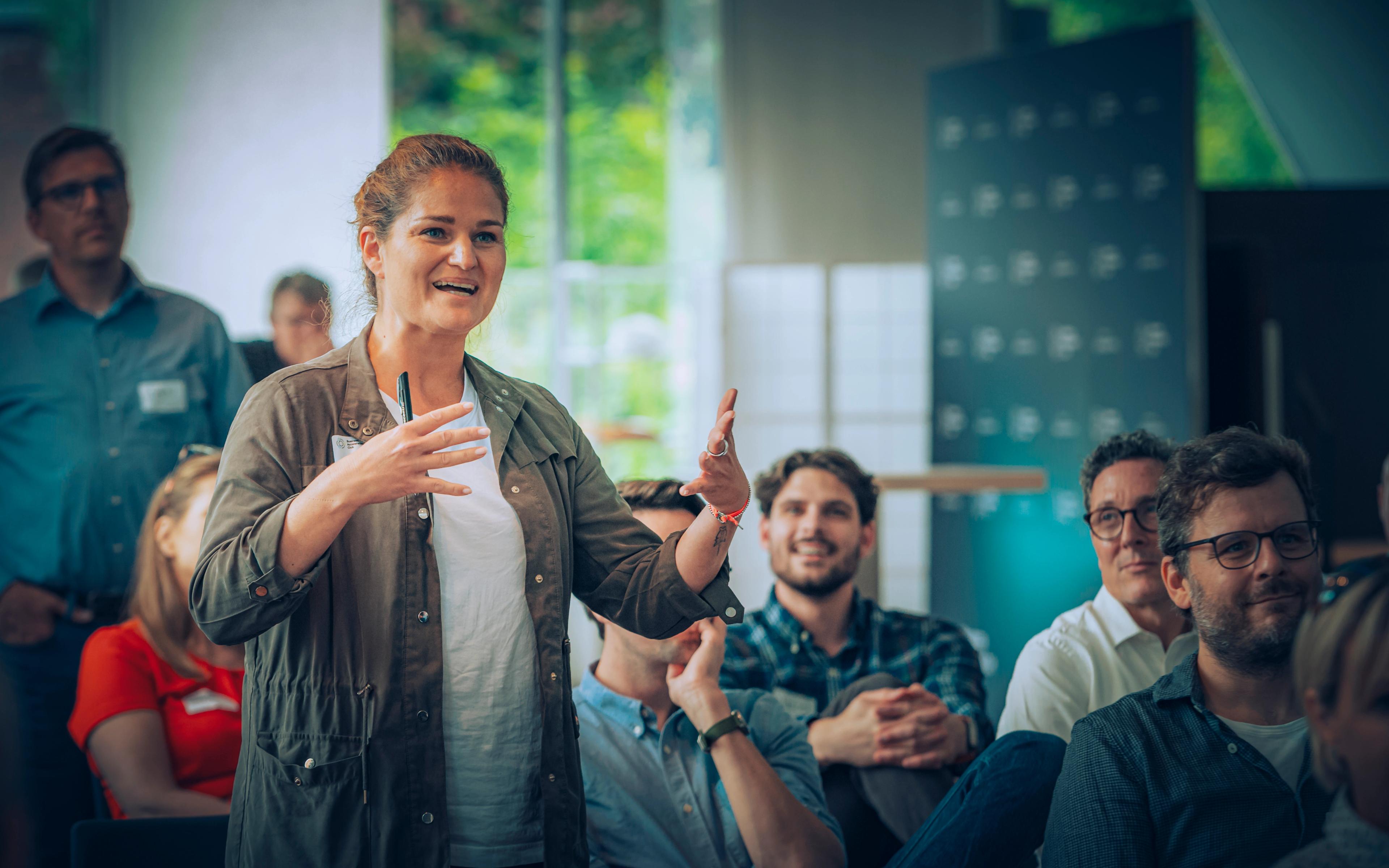 Publikum diskutiert mit dem Vortragenden