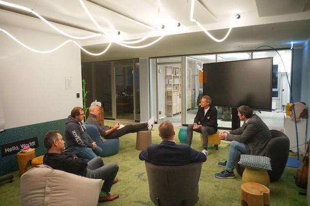 6 Männer in Sitzgruppe bei einem Business Acceleration Club-Workschop