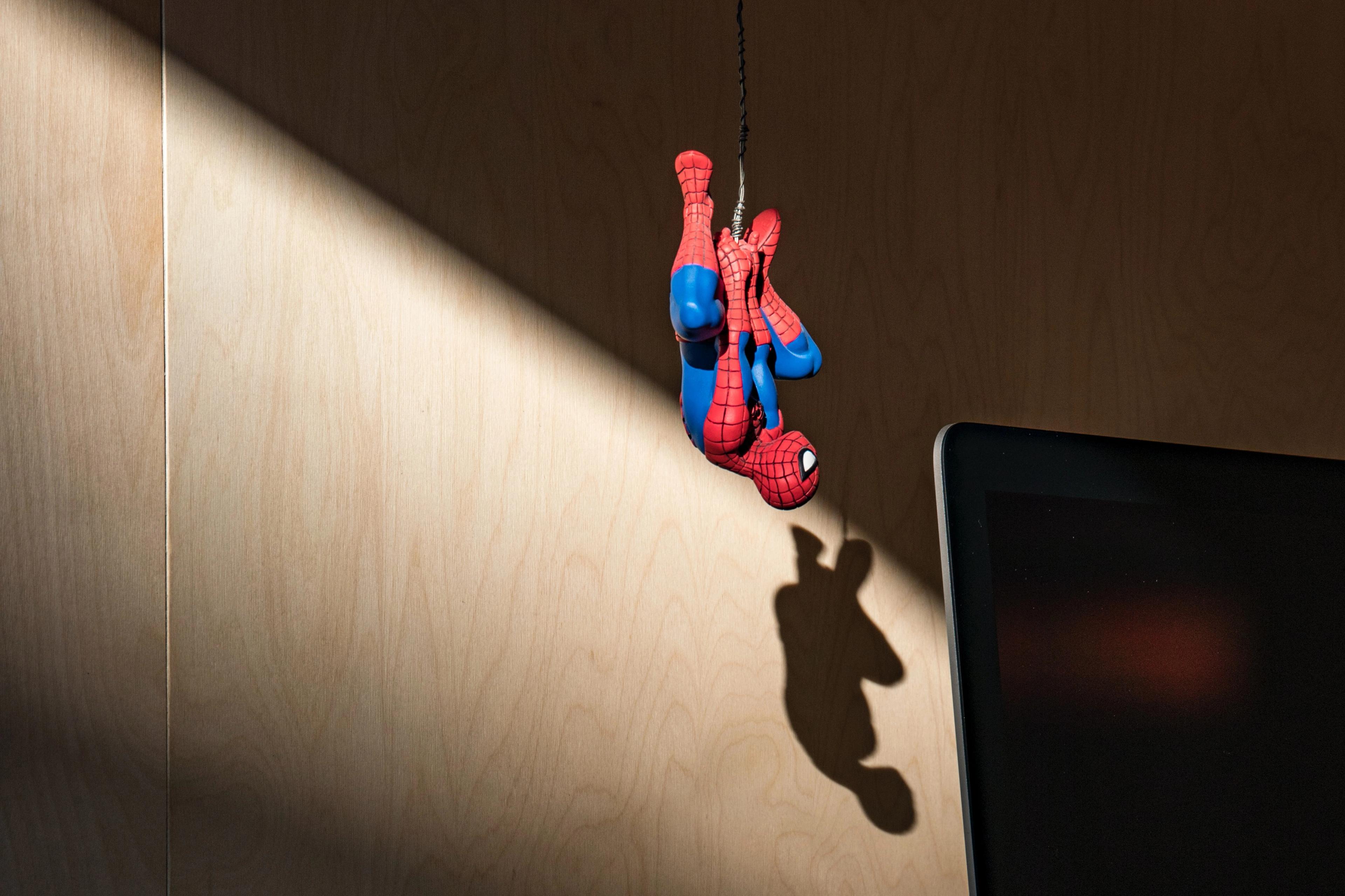 Spiderman hängt von der Decke