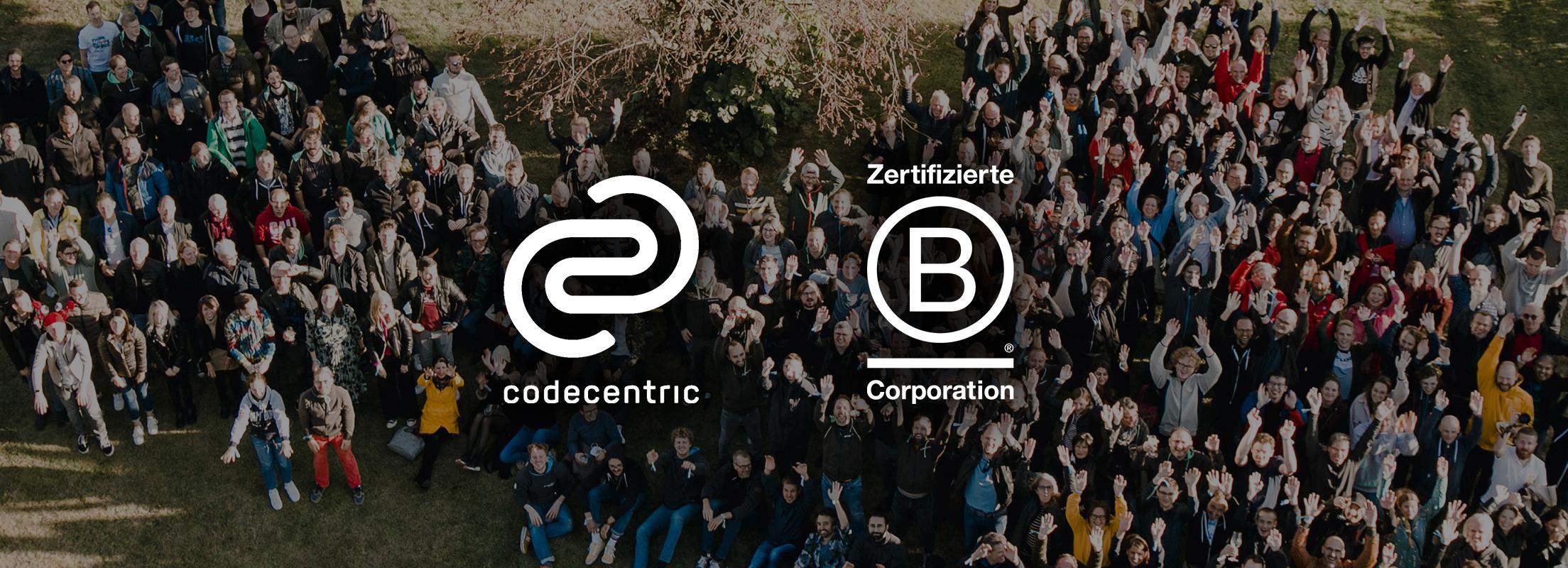 B-Corp- und codecentric-Logo schweben über einem Foto, das die Mitarbeitenden als jubelnde Gemeinschaft von oben darstellt.